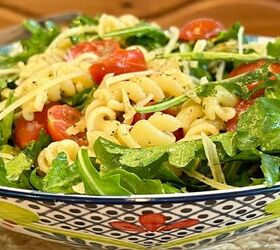 This 5-ingredient pasta salad is super delicious!