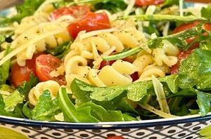 This 5-ingredient pasta salad is super delicious!