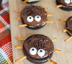 oreo spider cookies recipe for halloween parties, Close up of Oreo spider cookie with chocolate sprinkles candy eyes and pretzel legs for a spooky treat