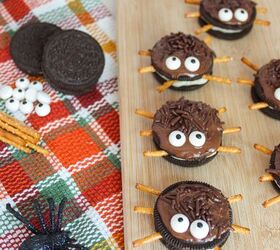 oreo spider cookies recipe for halloween parties, Festive Oreo spider cookies on wooden board with candy eyes and pretzel legs perfect for Halloween parties