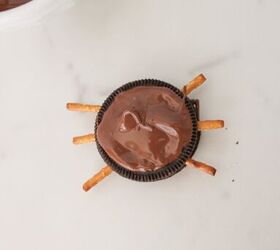 oreo spider cookies recipe for halloween parties, Oreo cookie with pretzel legs covered in melted chocolate for spider body