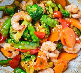 homemade shrimp and vegetable stir fry in 30 minutes, Finished shrimp and vegetable stir fry coated in sesame soy sauce ready to serve