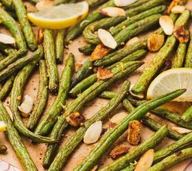 easy oven roasted green beans with garlic and lemon, Flatlay of roasted green beans with lemon slices and toasted almonds