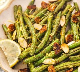 easy oven roasted green beans with garlic and lemon, Freshly baked green beans tossed with olive oil garlic and smoked paprika