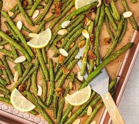 easy oven roasted green beans with garlic and lemon, Crispy roasted green beans topped with almonds and lemon wedges for serving