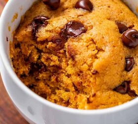 easy pumpkin mug cake recipe with chocolate chips, Showing inside texture of fall inspired pumpkin mug cake