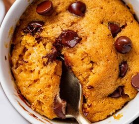 easy pumpkin mug cake recipe with chocolate chips