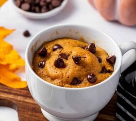 easy pumpkin mug cake recipe with chocolate chips, Quick pumpkin chocolate chip mug cake served warm in a ceramic cup