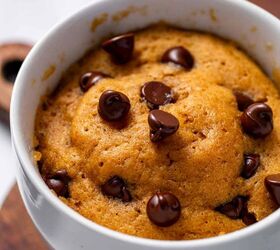 easy pumpkin mug cake recipe with chocolate chips, Close up shot of pumpkin mug cake with melting chocolate chips on top