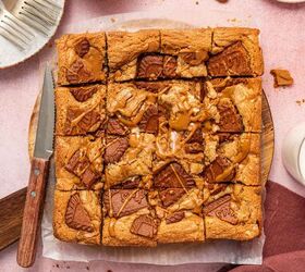 biscoff blondies with white chocolate cookie butter, Overhead shot of biscoff blondies in a parchment paper with crunchy biscoff cookie pieces on top