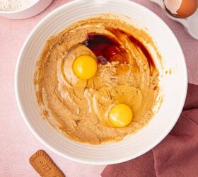 biscoff blondies with white chocolate cookie butter, Eggs being added to the biscoff blondies mixture
