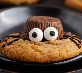 easy christmas crack recipe, Spider Cookies propped up on a black dish close up