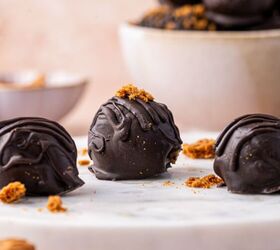 biscoff truffles recipe easy no bake cookie truffles, Single biscoff truffle is being focussed and some more truffles are on the bend and surroundings