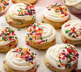 funfetti birthday cake cookies with sprinkles recipe, Funfetti birthday cake cookies stacked with swirl buttercream and sprinkles placed a marble plate
