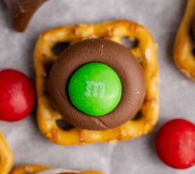 pretzel christmas treats, Christmas Pretzel Treats up close with M Ms on and around