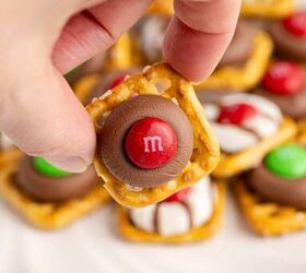 pretzel christmas treats, Christmas Pretzel Treat being picked up up close