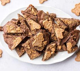 gingerbread christmas crack date bark easy no bake holiday treat, Sliced gingerbread date bark with chocolate and cookie crunch on white scalloped plate with gingerbread men around