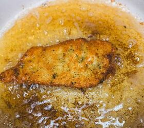 chicken alfredo bread boat, Crispy Italian chicken cutlet frying in cooking oil