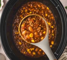 best slow cooker chili with beef and pinto beans, Southwest style chili with ground beef pinto beans and vegetables cooking in a crockpot