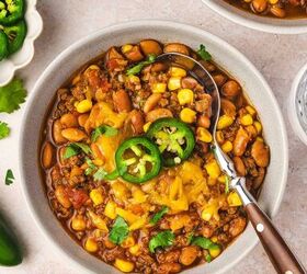 best slow cooker chili with beef and pinto beans, Easy homemade chili served in a bowl with shredded cheddar jalapeno slices and cilantro garnish