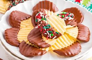 These chocolate covered potato chips are super easy & ridiculously addictive