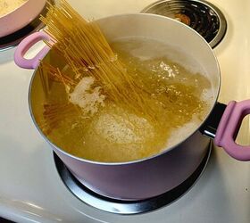 pasta al pomodoro, Cooking pasta in a pink pot on the stove