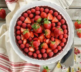 This no-bake 5-ingredient chocolate tart is love at first bite