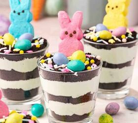 easy easter pistachio pudding dirt cups with oreos and peeps, Easter bunny themed pistachio pudding dirt cups with colorful chocolate eggs and sprinkles