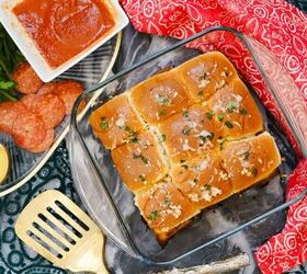 Serve up a delicious snack or meal with these easy pizza sliders