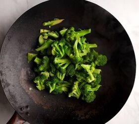 sweet spicy sesame chicken, Steamed broccoli in the wok