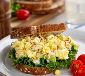 egg salad sandwich easy creamy egg salad sandwich, Egg Salad Sandwich on a plate with tomatoes