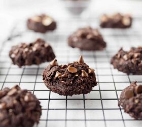 fudgy banana chocolate cookies soft easy banana cookies recipe, Closeup of fudgy banana chocolate cookies on cooling rack