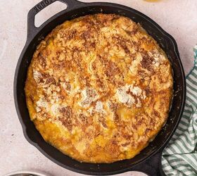 easy 3 ingredient peach dump cake in a cast iron skillet, Freshly baked peach dump cake in a cast iron skillet