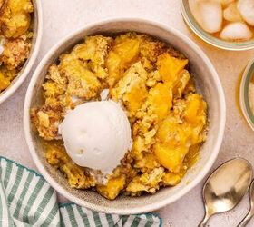 easy 3 ingredient peach dump cake in a cast iron skillet, Serving bowl of peach dump cake with a scoop of vanilla ice cream on top