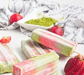 homemade matcha popsicles with strawberry layers, Side view of layered matcha strawberry popsicles with fresh strawberries and matcha powder