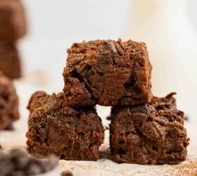 If you're a big fan of chocolate brownies, then this 4-ingredient recipe is JUST THE THING!