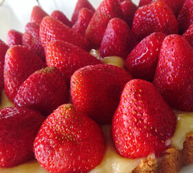 Here's a super easy strawberry tart that'll make you smile from ear to ear