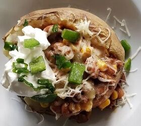 When baked potatoes and chili cheese fries fall in love, we end up with this delicious masterpiece