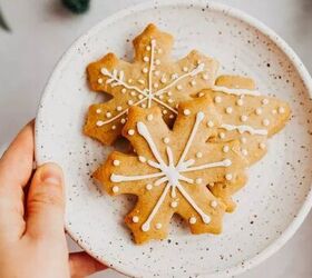 These quick & simple gingerbread cookies are absolutely perfect, and they don't need any molasses!