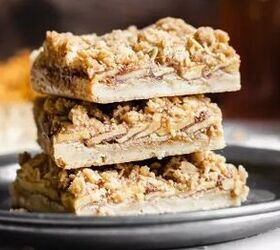 These dessert bars perfectly combine the best parts of warm apple pie and sweet apple crisp