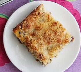 Crumb-topped coffee cakes are the best—and this blackberry cake recipe truly delights!