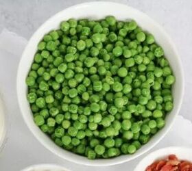 Mix a 10 oz package of frozen peas with THIS for a super delicious & simple dish