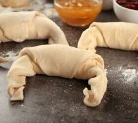<u>Stuff Pillsbury crescent rolls with this 1 ingredient for an AMAZING Christmas appetizer</u>